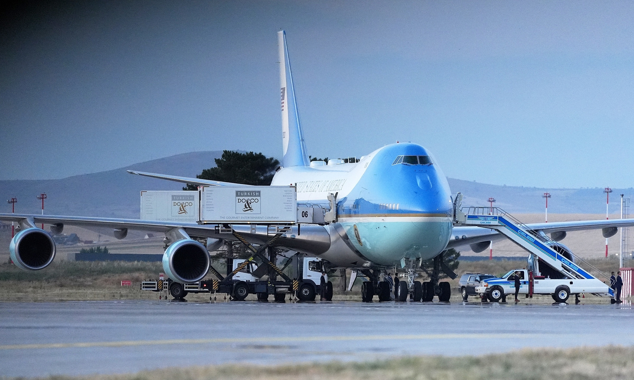 US president unexpectedly changes plane after NATO summit