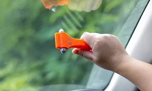 Proposal: cars without emergency glass-breaking hammers to fail inspection