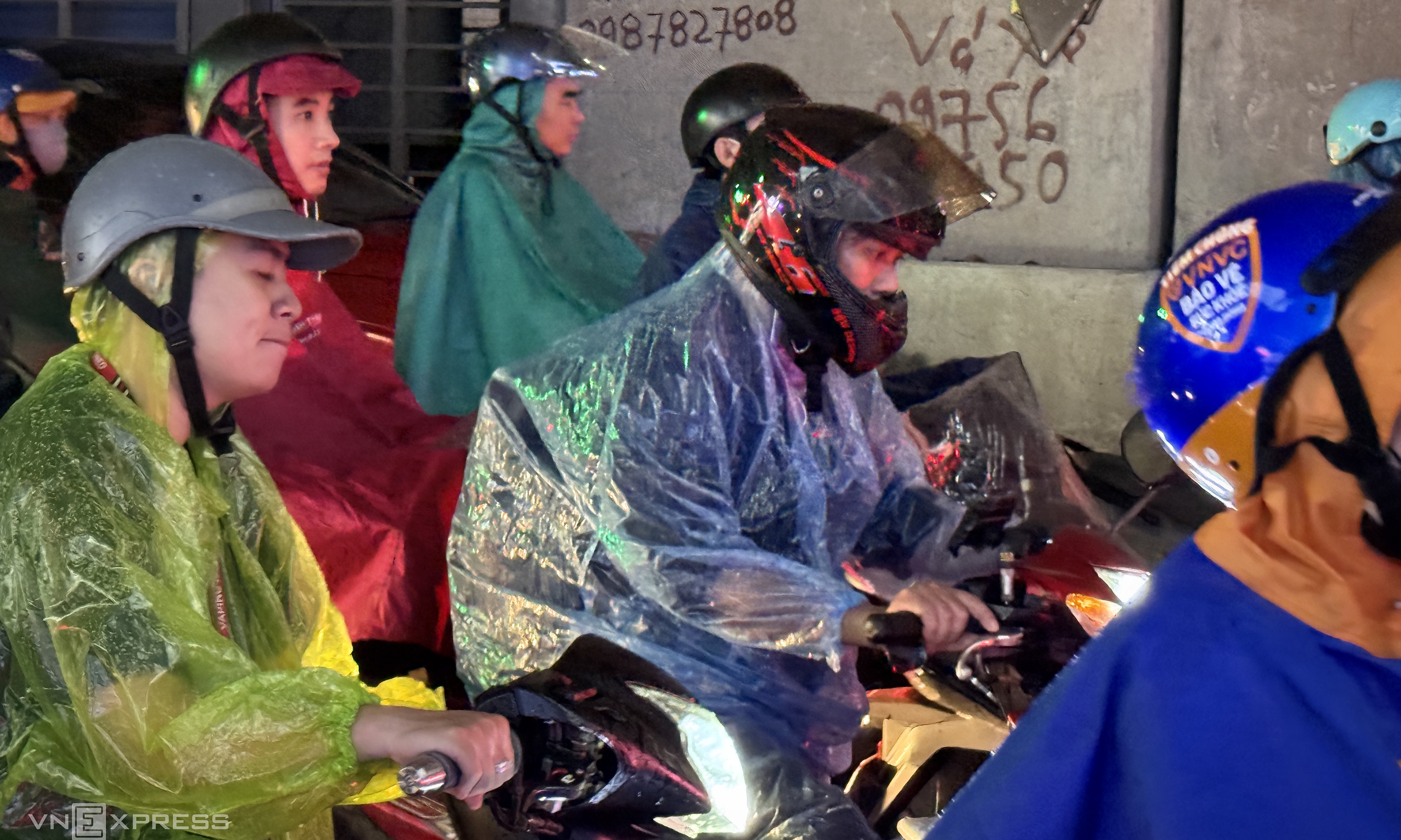 hanoians struggle to return home after rush hour rain