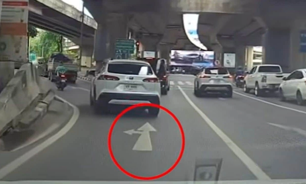 Lao driver alleges fine by Thai police for 'turning where permitted'