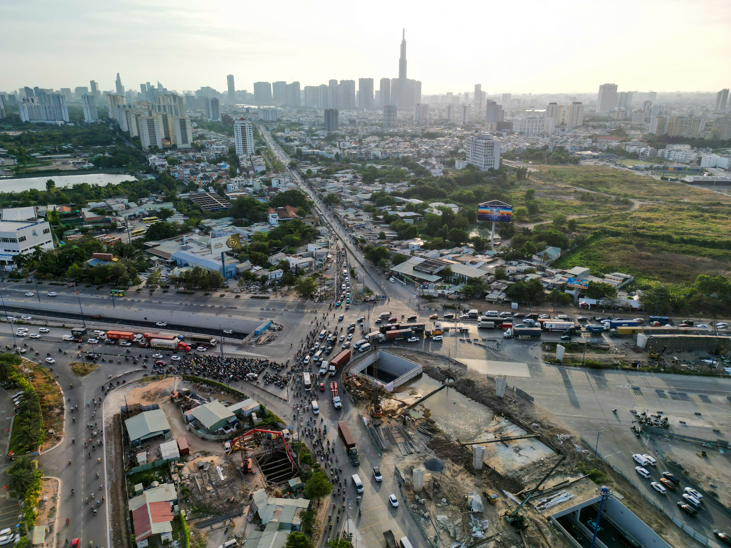 Ho Chi Minh City's largest intersection faces further delays due to site clearance issues