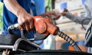 E10 ron 95-iii gasoline price drops to 20,000 dong per liter