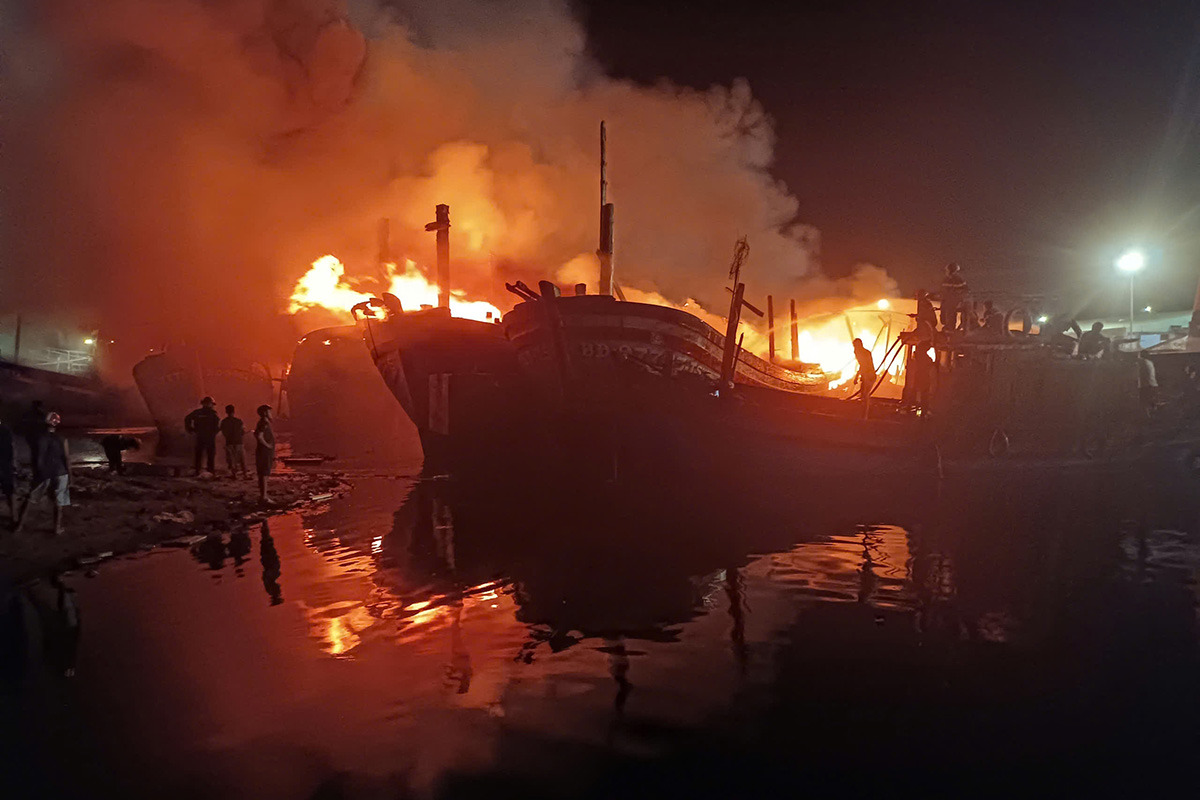 Fire on 8 boats at Tam Quan Port