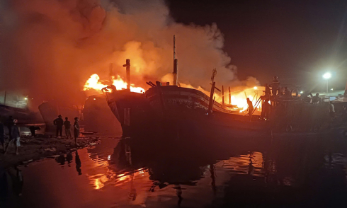 Fire on 8 boats at Tam Quan Port