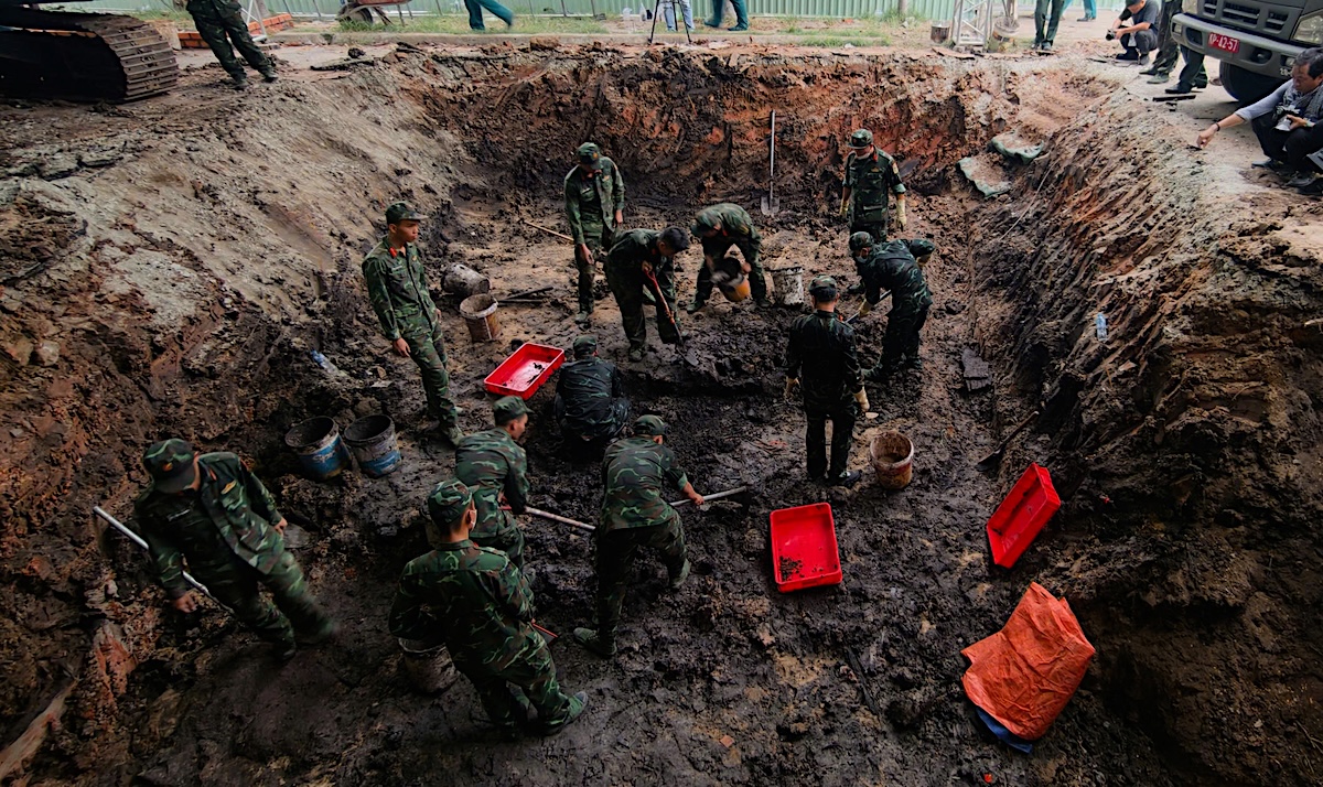 13 martyrs' remains found in a 20 sqm pit at Le Thi Rieng park
