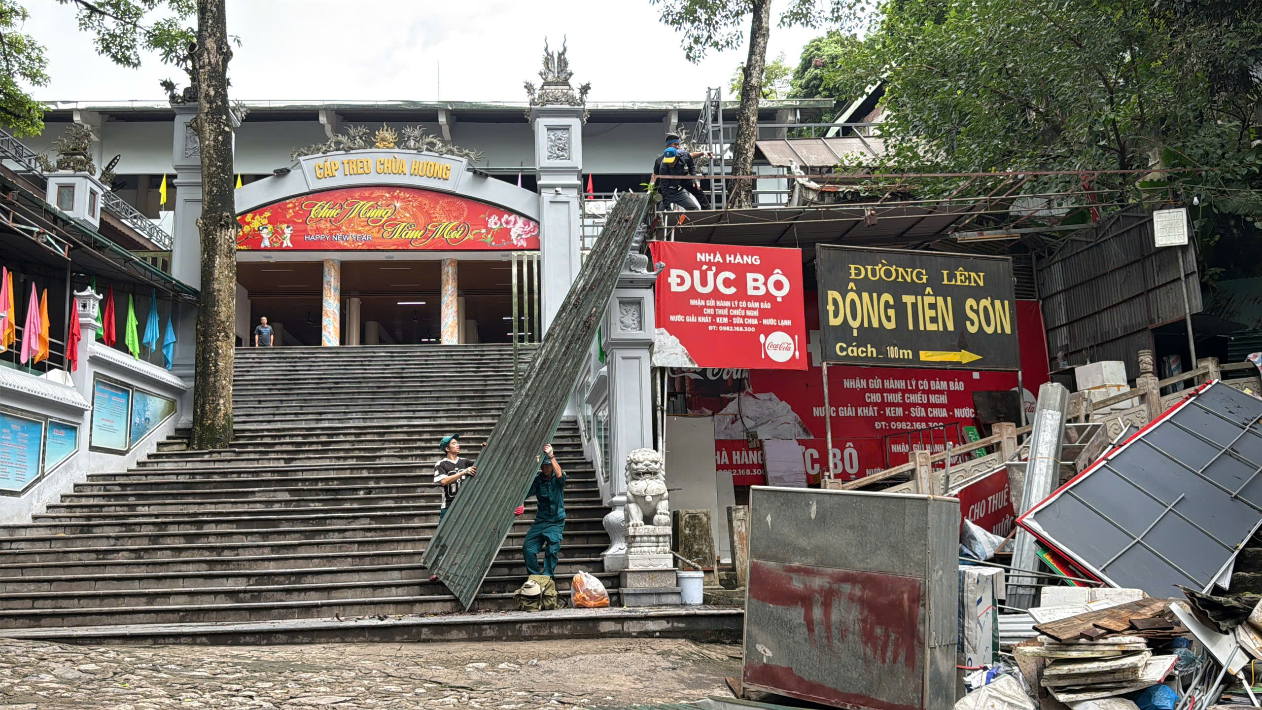 Huong Pagoda clears illegal stalls