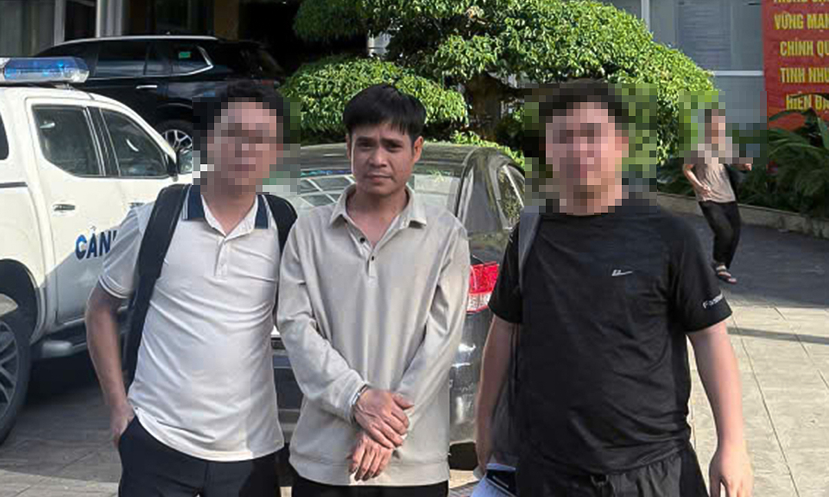 Fugitive wanted suspect arrested at airport