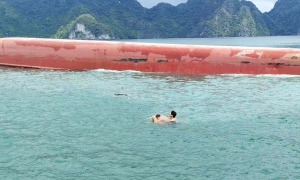 Moments of survival on a capsized cargo ship in Van Don
