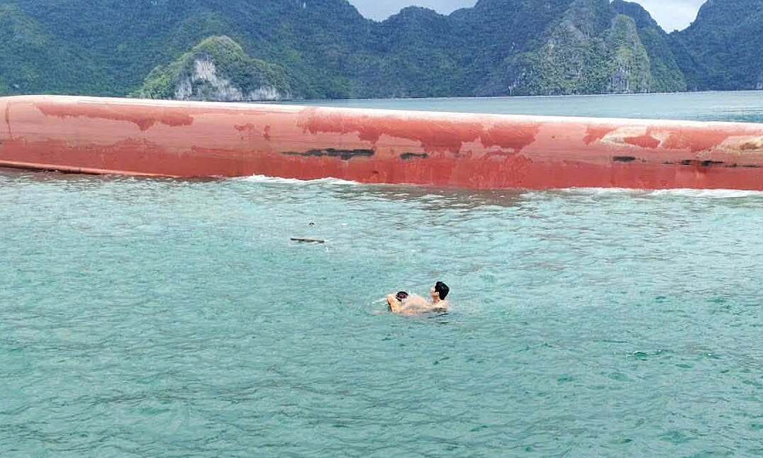 Moments of survival on a capsized cargo ship in Van Don