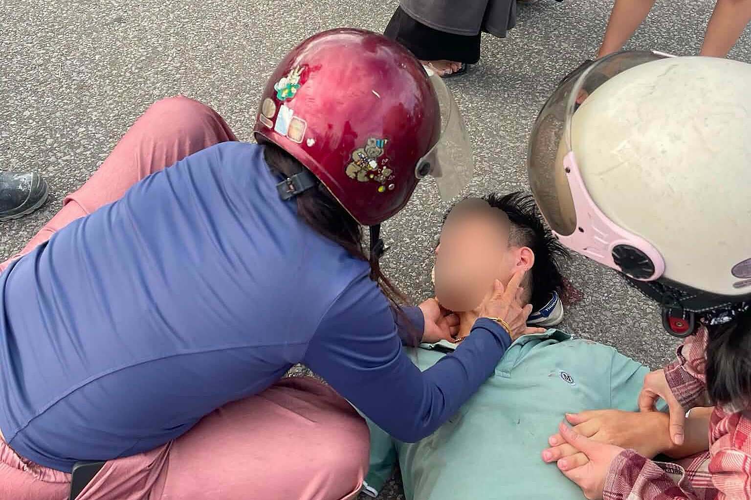 Nurse performs CPR for over 10 minutes, saving unconscious man on street