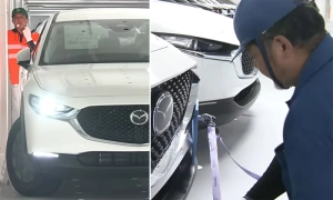 Experts load cars onto ocean vessels