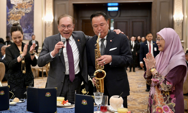 Thai prime minister showcases saxophone skills