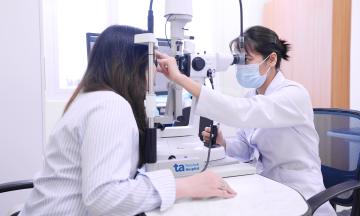 How does frequent eye rubbing cause harm?