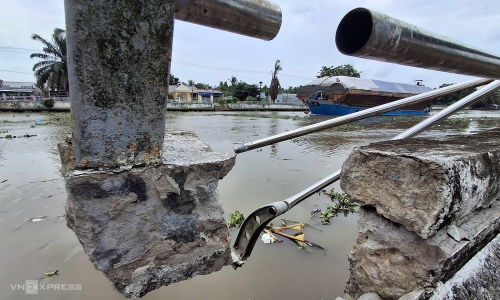 Mekong Delta's 'rice road' canal embankment suffers subsidence, damage