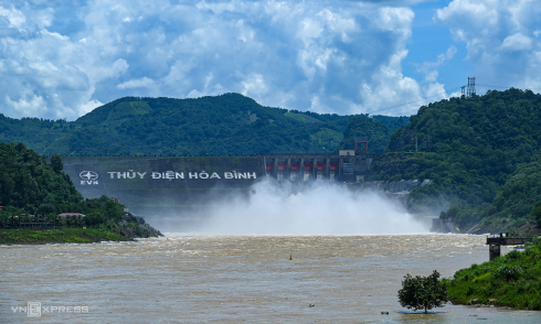Hoa Binh hydropower plant opens one spillway gate