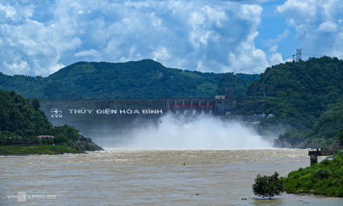 Hoa Binh hydropower plant opens one spillway gate