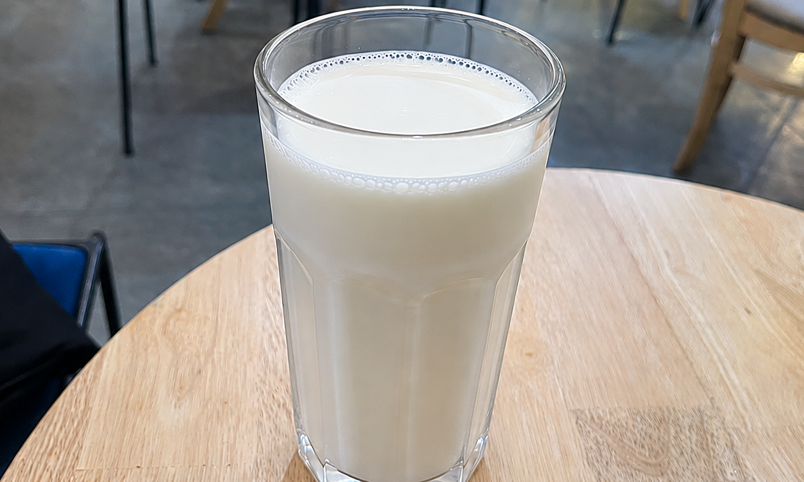 Should people with dyslipidemia drink milk daily?