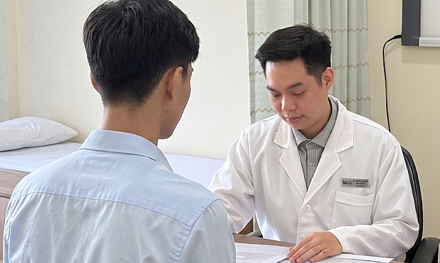 18-year-old diagnosed with spontaneous pneumothorax of unknown origin