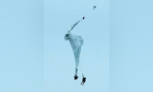 Chinese paratrooper rescues unconscious comrade mid-air