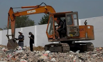 6 people arrested for dumping nearly 800 tons of waste in Ho Chi Minh City