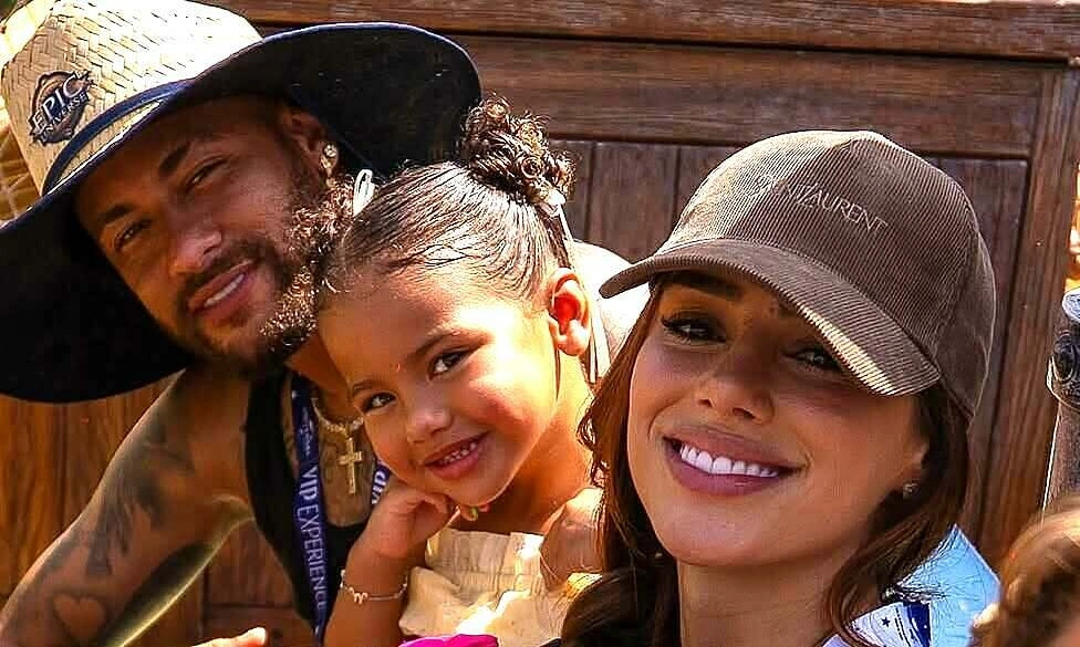 Neymar relaxes with girlfriend after World Cup defeat