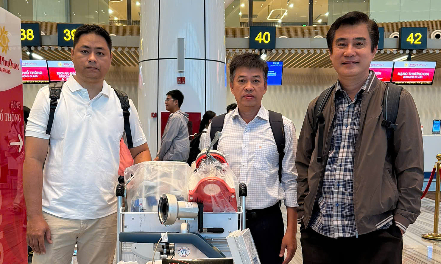 Cho Ray doctors deploy ECMO to Phu Quoc for canoe capsize victims
