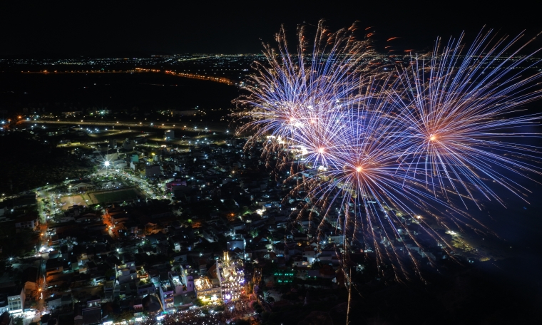 Thousands gather for music and fireworks night at Eo Gio