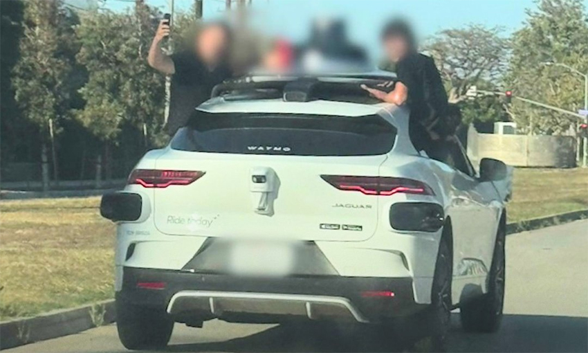 Self-driving car reports incident, helps police arrest two disruptive teenagers
