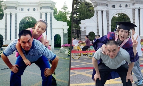 Graduating with a master's degree from Tsinghua 17 years after photo with father in front of school gate