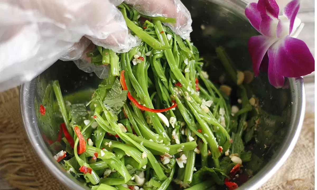 Can lightly cooked water spinach be safely consumed?