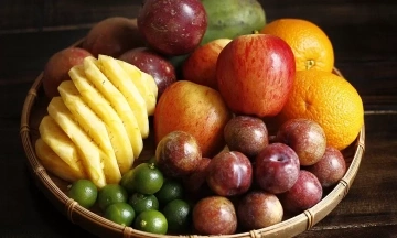 Four reasons to eat whole fruit instead of drinking juice