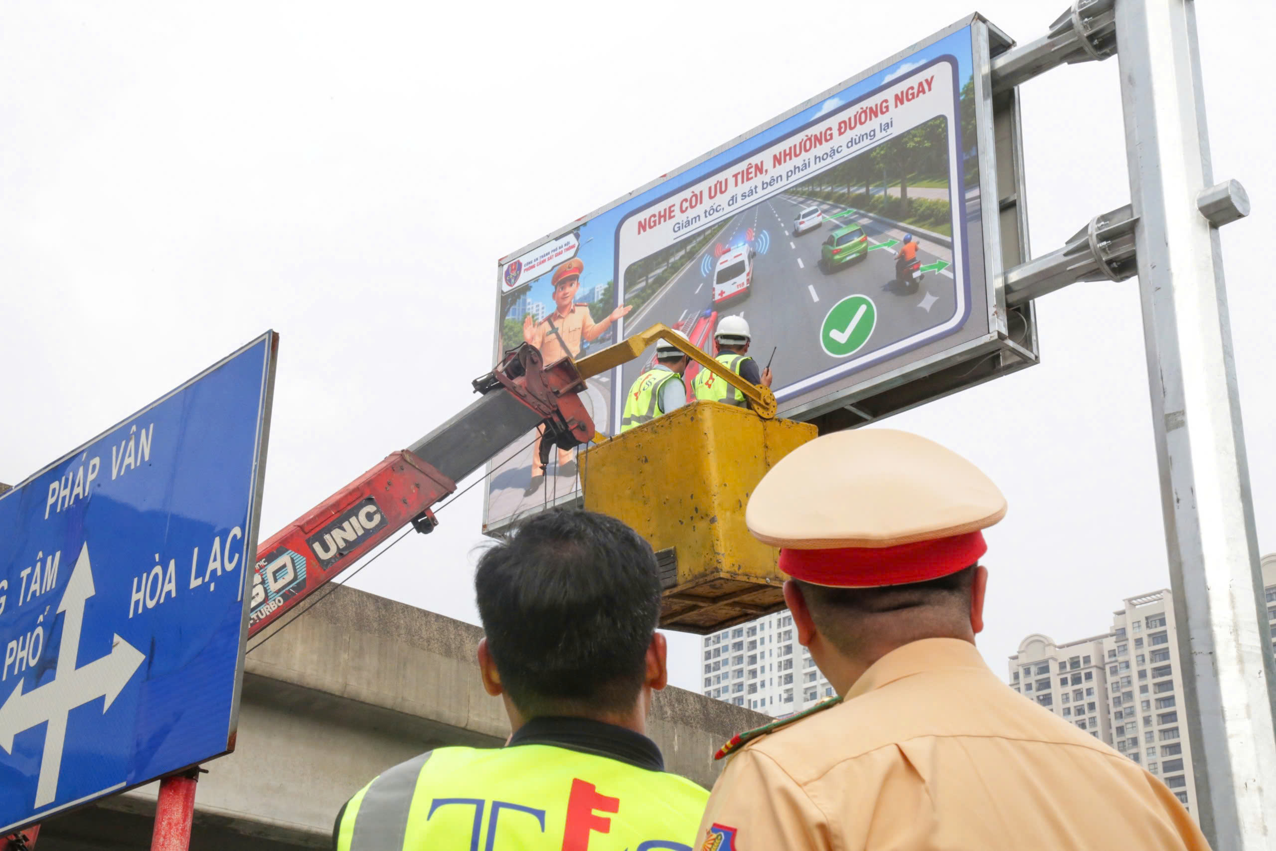 Hanoi installs 36 LED screens for real-time traffic updates