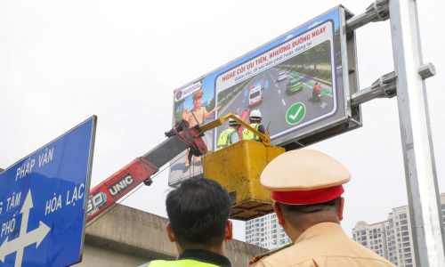 Hanoi installs 36 LED screens for real-time traffic updates