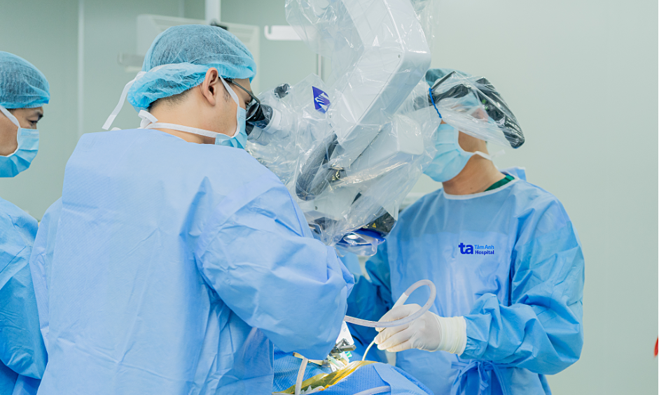 What happens if herniated disc surgery is delayed?