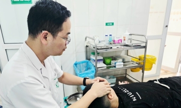 Child's face almost damaged by coin rubbing for facial paralysis