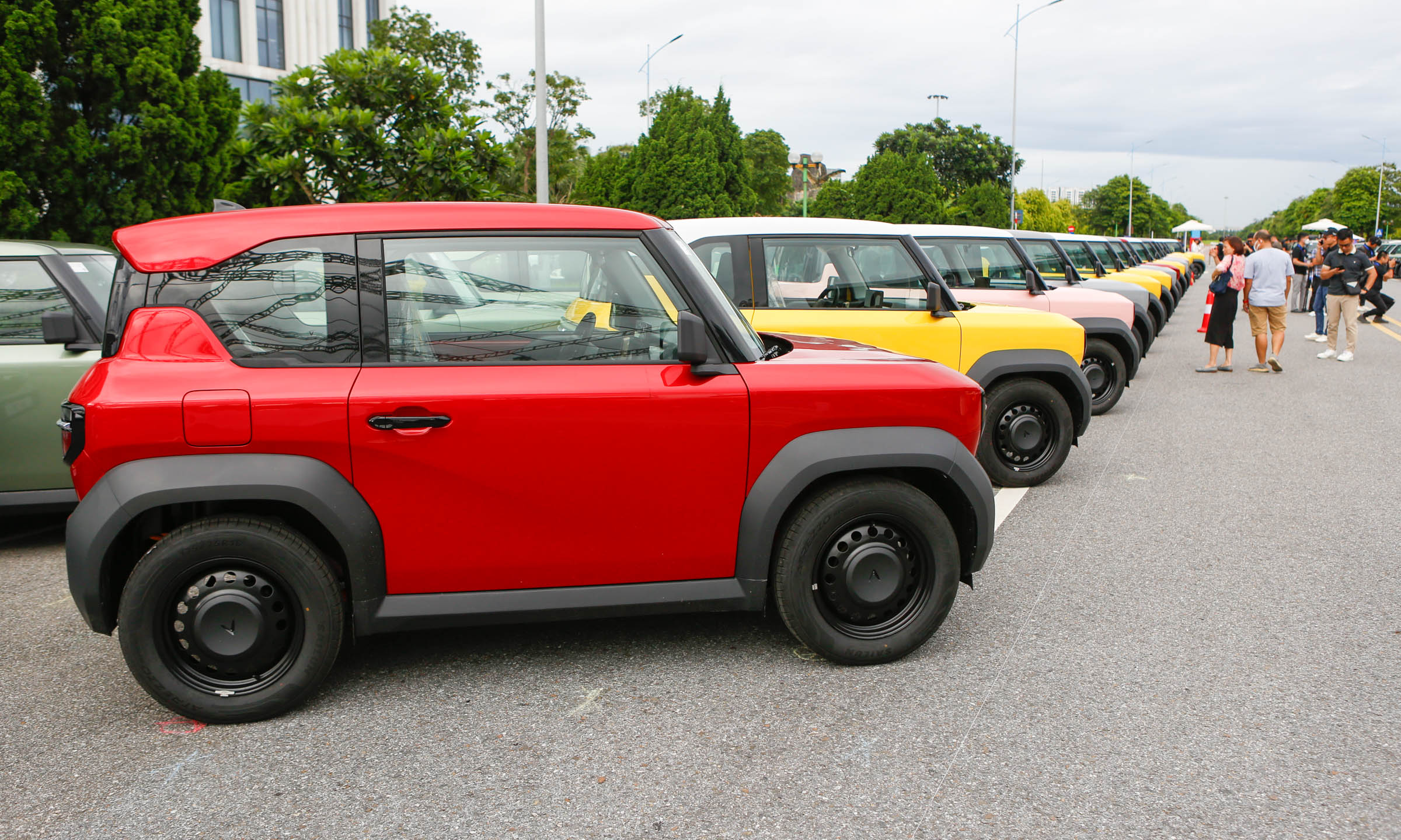VNeID users exempt from motorbike registration fees, get 50% reduction for automobiles