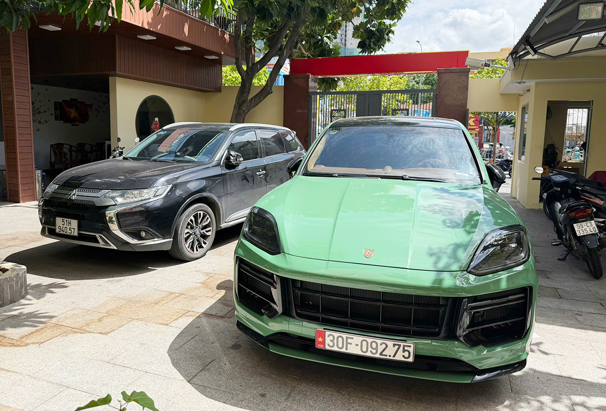 Porsche driver arrested for road rage, fighting at intersection