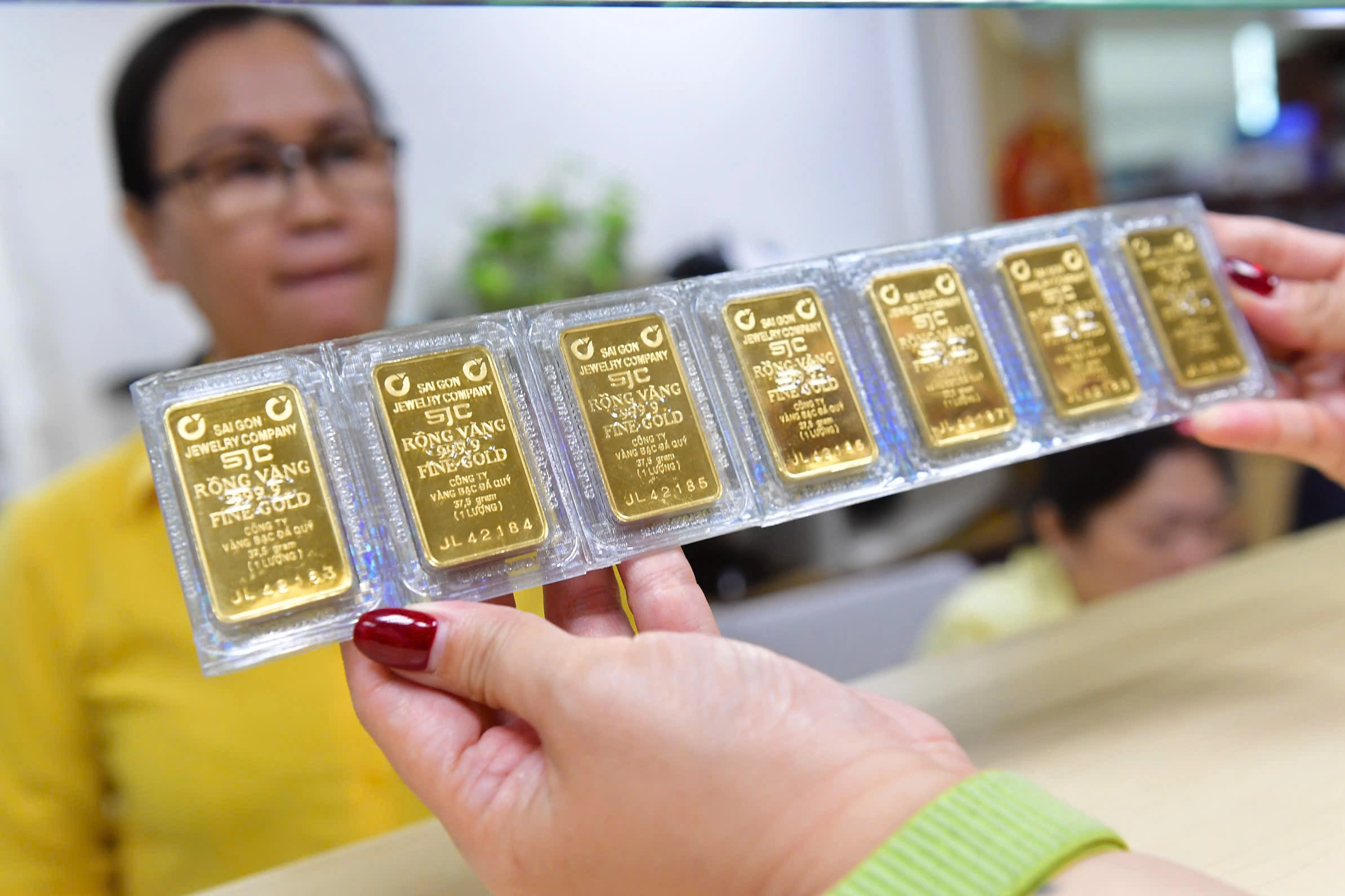 Gold price drops over one million dong