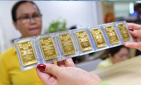 Gold price drops over one million dong