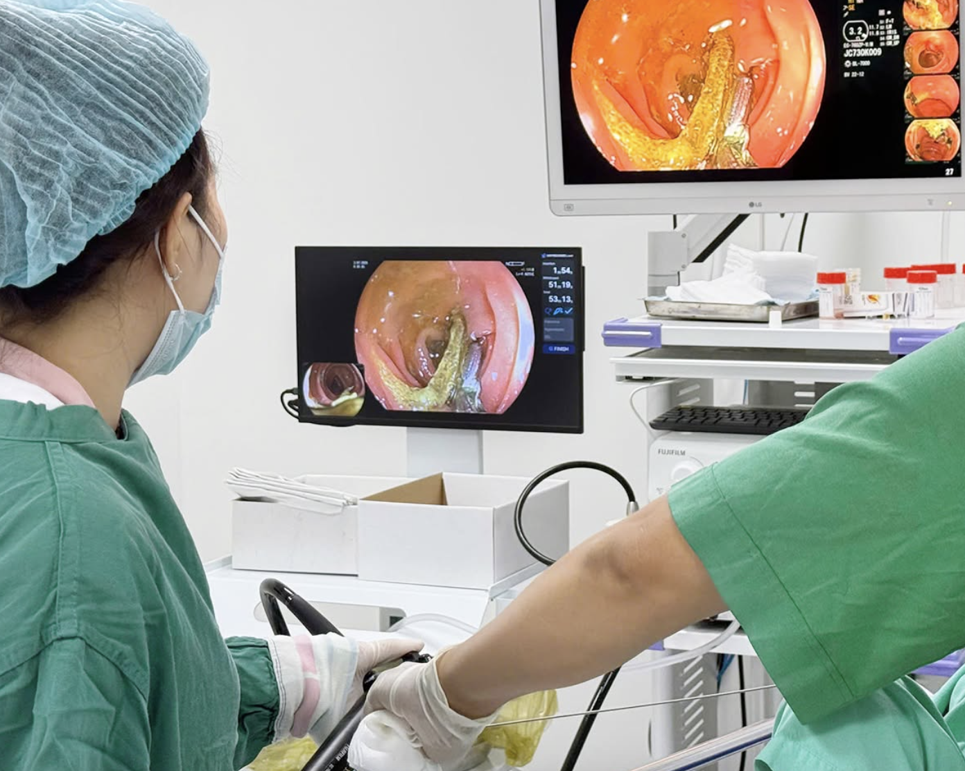 20 cm nylon bag stuck in patient's intestine