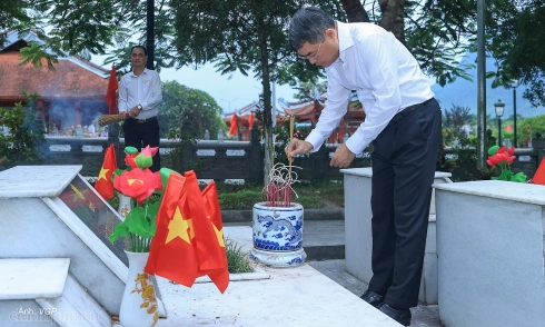 Prime Minister offers incense at Vi Xuyen National Martyrs' Cemetery
