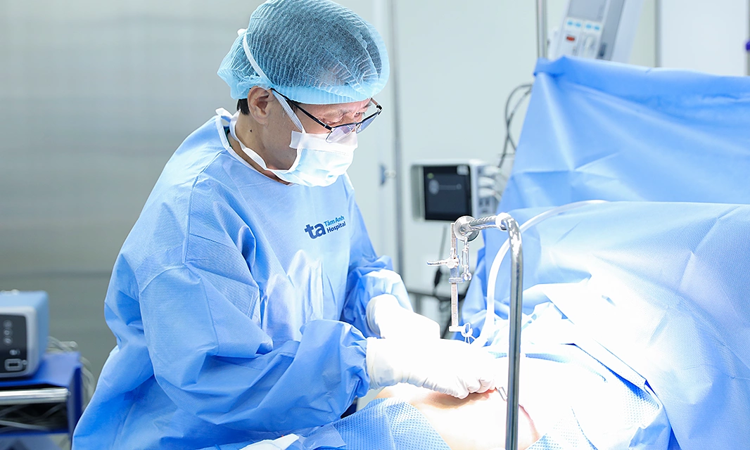 Correcting pectus excavatum with a two-level bended bar