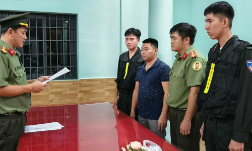 Two hotel owners arrested for illegally sheltering group of Chinese nationals