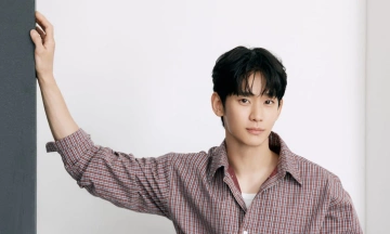 Kim Soo Hyun reappears after scandal