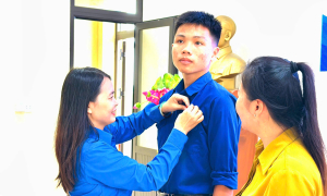 Male student honored for sea rescue with "Brave Youth" badge