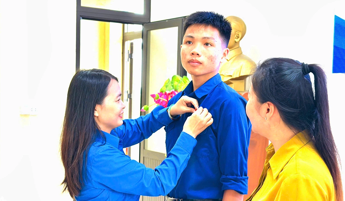 Male student honored for sea rescue with "Brave Youth" badge