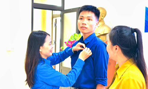 Male student honored for sea rescue with "Brave Youth" badge