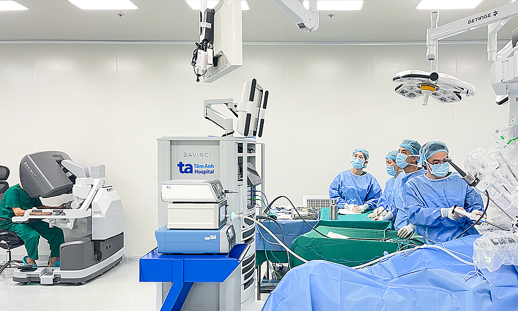 Chest tumor invades neck, relieved by robotic surgery