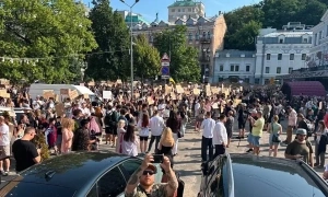 Ukrainians protest Zelensky's dismissal of defense minister