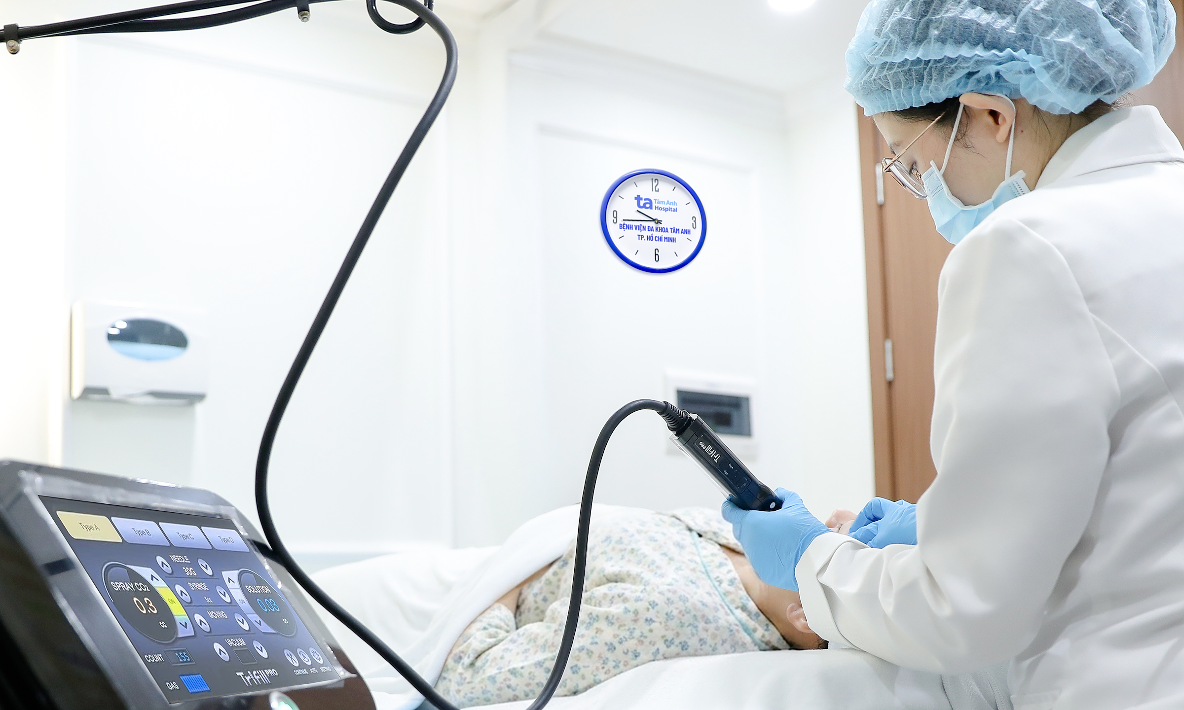 Treating pitted scars with CO2 gas